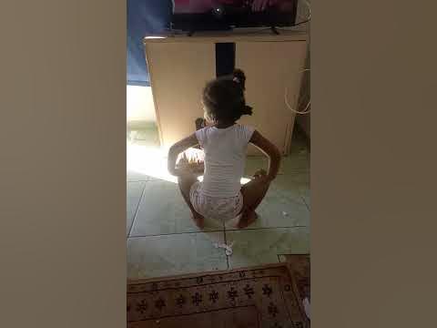 Menina de 2 anos dança que nem adulto
