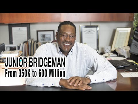 Video: Valor neto de Junior Bridgeman: Wiki, casado, familia, boda, salario, hermanos