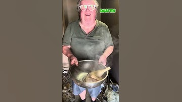 Chi nghìn USD đến Việt Nam, khách Tây ngồi rửa bát, tự nhóm bếp củi nấu cơm #shorts