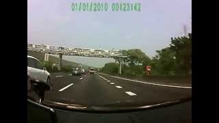 1030330-2高北上56K機場交流道前白色小轎車隨意變換車道驚險