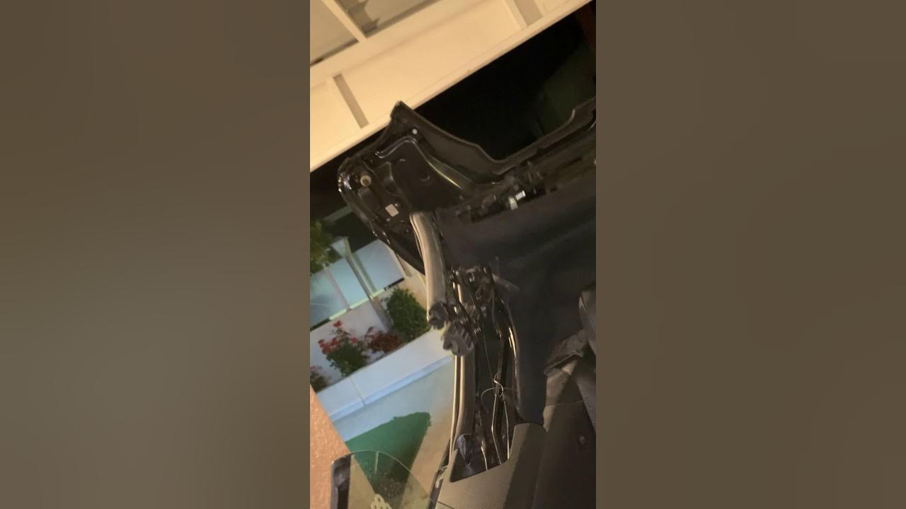 BMW E88 roof lock problem - YouTube