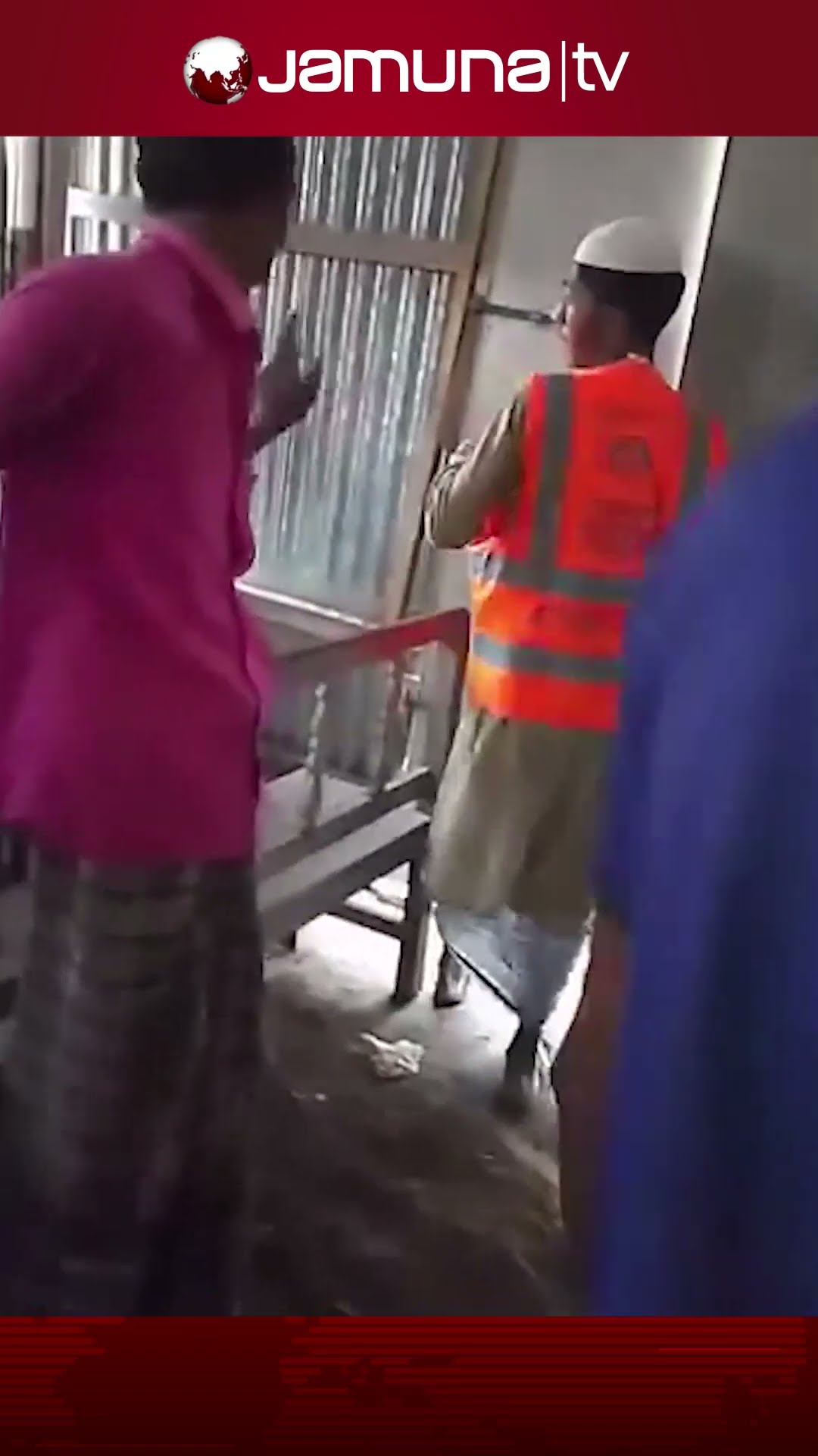 নোয়াখালীতে রোজায় দিনের বেলা রেস্টুরেন্ট খোলা রাখায় হামলা #noakhali #resturant #romjan #jamunatv