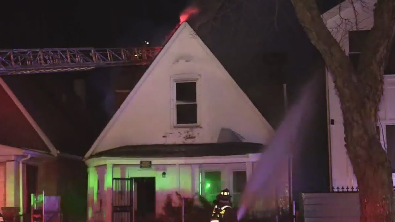 Fire at Chicago West Side home leaves 1 hospitalized, 3 displaced - YouTube