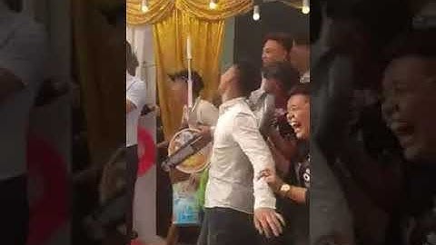 Cô dâu va chú rể bị đám bạn troll trên sân khấu và cái kết