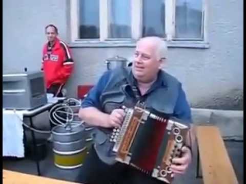 Nad krčmou sa blýska, rómi pivo pijú