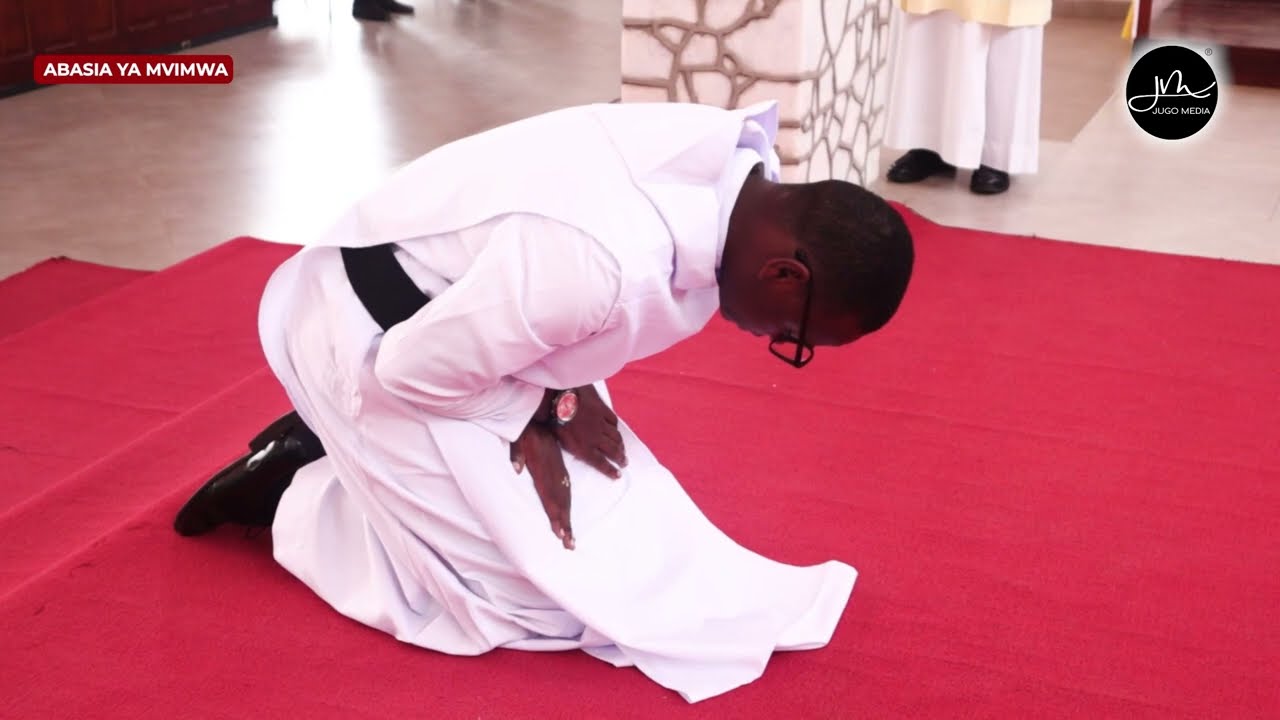 Frt. Justo Mwalemba OSB Akiimba kwa Sauti Kuu,Kengele za Mazishi Zapigwa Akilala Chini Kumfia Kristo