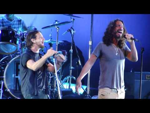 Jeffgarden.com - PJ20 Pearl Jam Concert Temple of the Dog Hunger Strike HD 9/3
