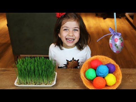 ემილიას სააღდგომო სამზადისი, ემილია აკეთებს ფერად კვერცხებს პლასტილინით