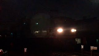 夜明け前の踏切を低速通過！ JR貨物EF66-111号機+コキ17B 姥子踏切通過