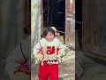حبها لكلبين خلى بابا يستسلم  mp3
