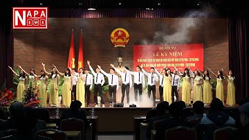 Bác đang cùng chúng cháu hành quân