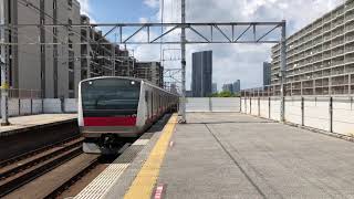JR京葉線検見川浜駅を入線.通過.発車する列車。