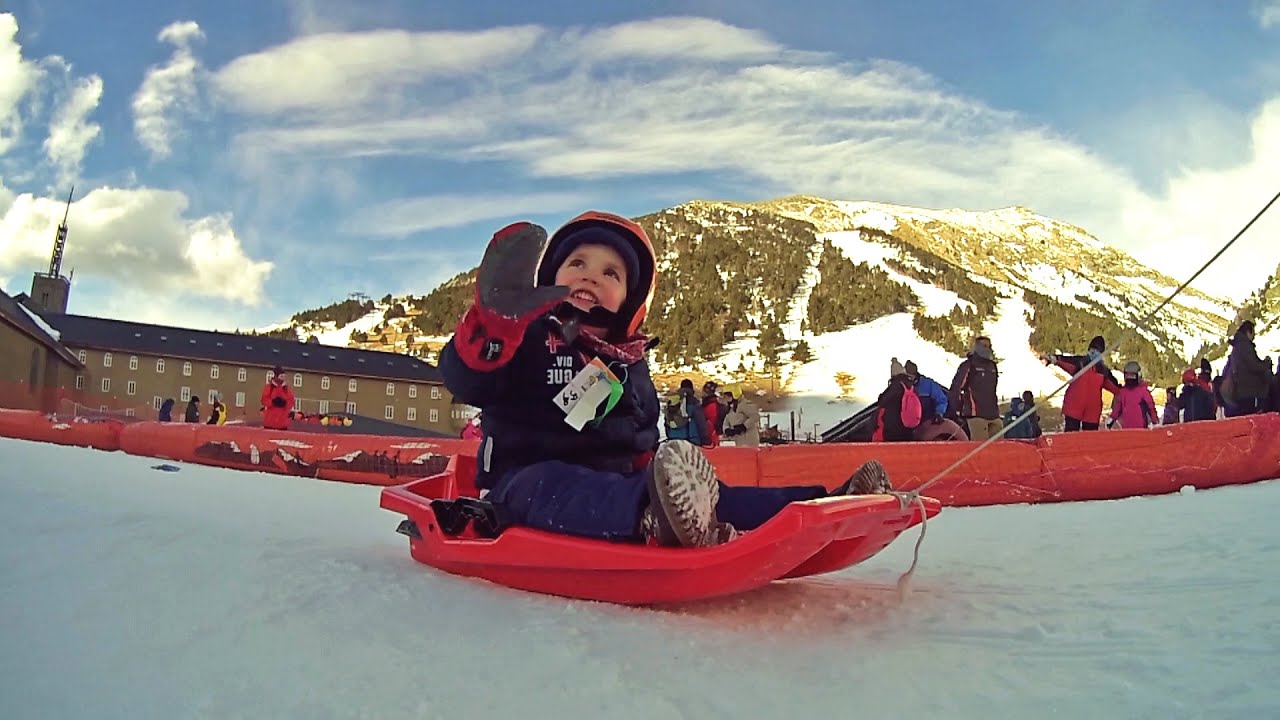 Trineo de nieve con niños / Snow sledding with children / Bajar