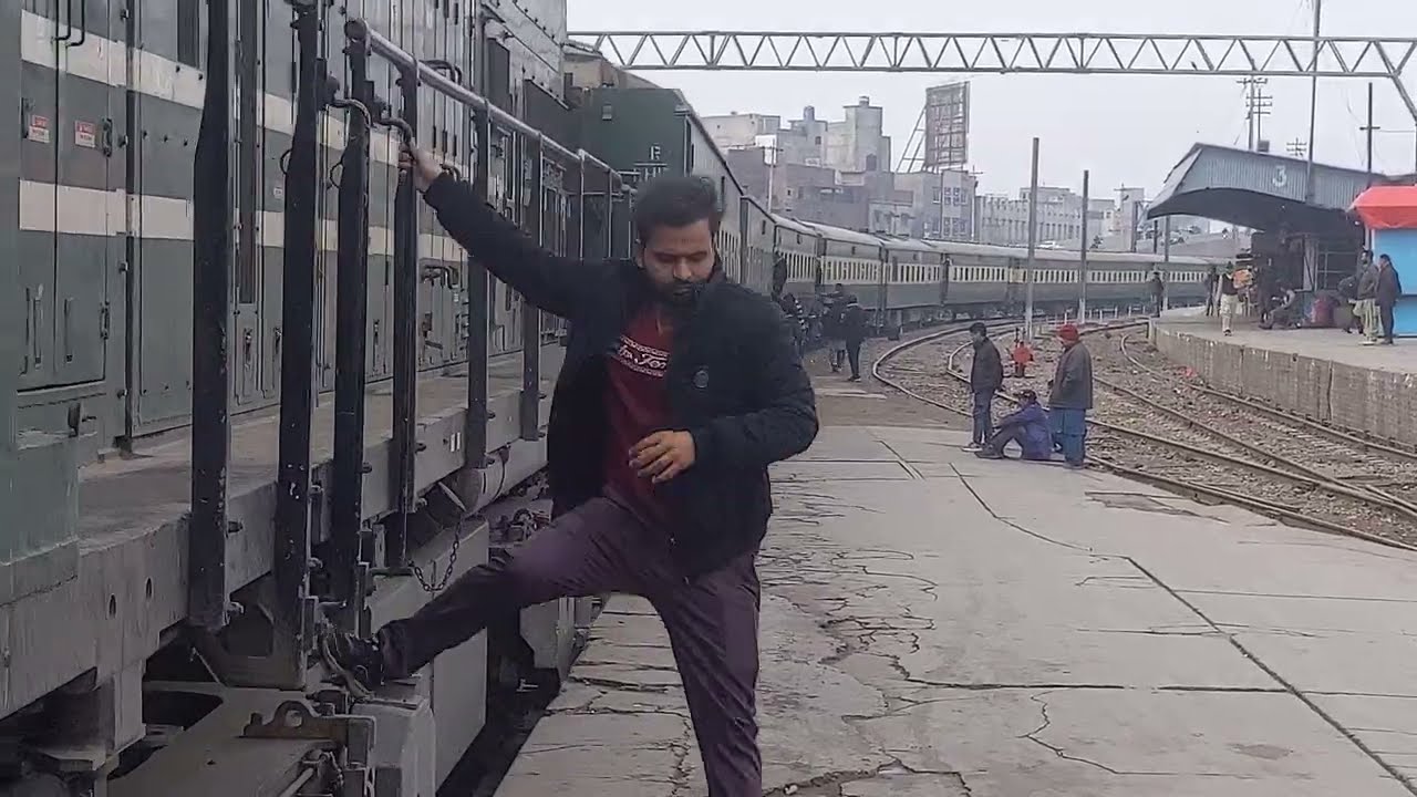 Tezgam Rawalpindi to Karachi Train reaching Lahore Pakistan Railways 