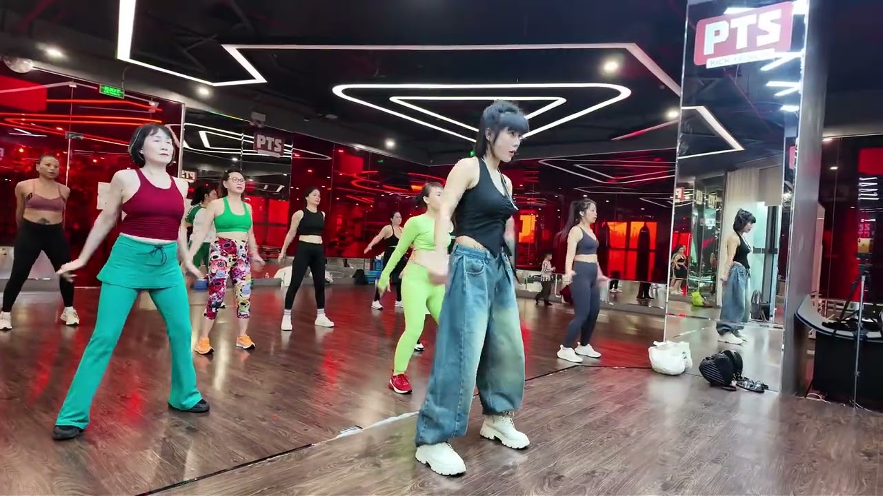 Aerobic Trên Nền Nhạc Thần Thoại - Bài Tập Giúp Chị Em Thon Gọn Vòng Eo