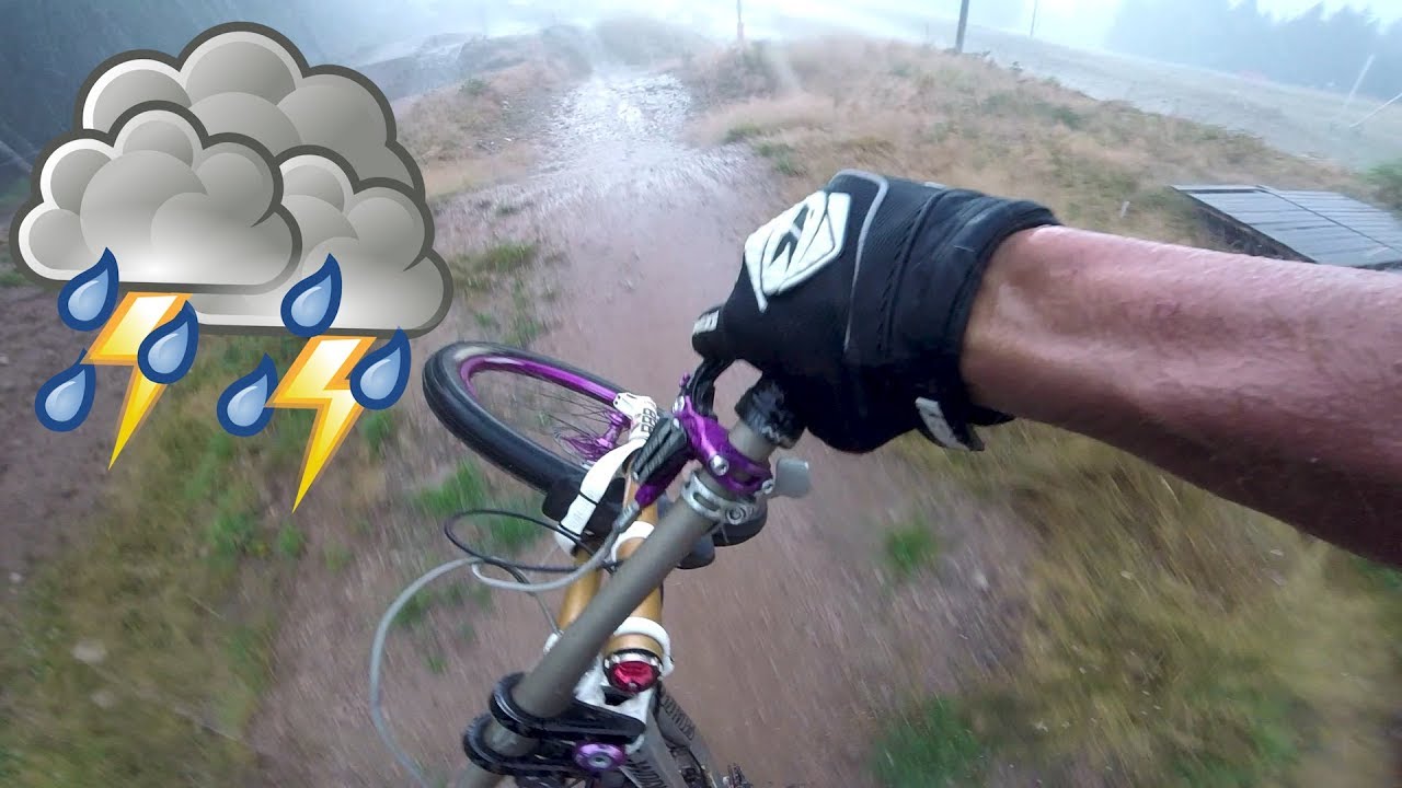 ON RIDE SOUS UNE TEMPETE DE GRELE