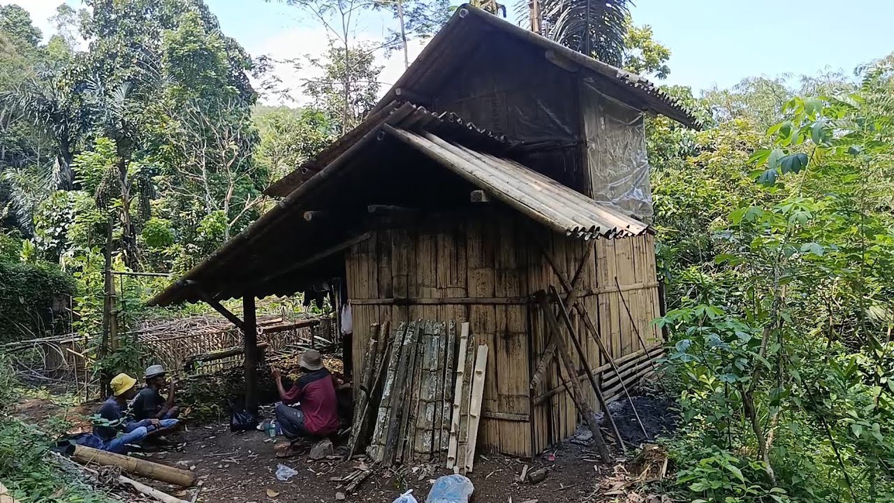 Pemberani‼️satu keluarga tinggal di tengah hutan di Gunung sawal,kebayang kalo malam ya