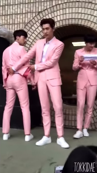 KNK Seungjun admiring Inseong's ass