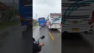 Balapan bus ini sangat berbahaya sekali. Jangan ditiru! Ini hanya konten AI. #AI #Bus #viral #bahaya