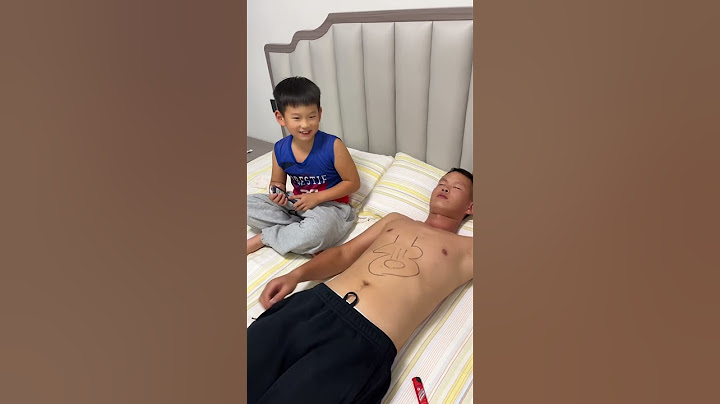 踩爆气球赢奥特曼面具，看父子俩谁更甚一筹！