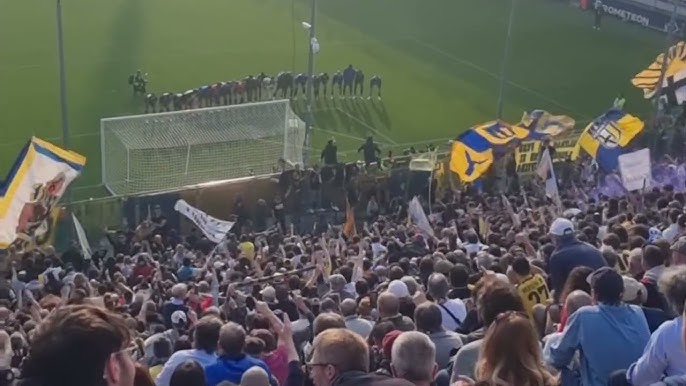 Fumogeni gialli e blu e una bandiera - Parma Calcio 1913