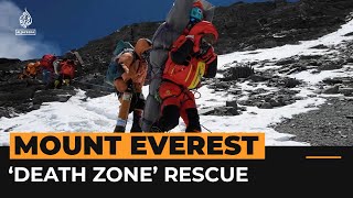 Sherpa rescues climber from Mount Everest ‘death zone’ | Al Jazeera Newsfeed Resimi