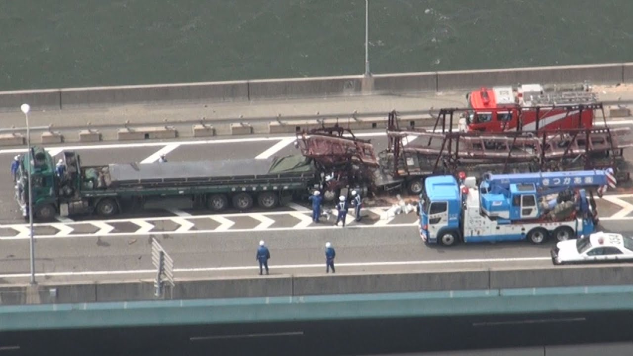 トレーラーなど３台追突 神戸の阪神高速 Youtube
