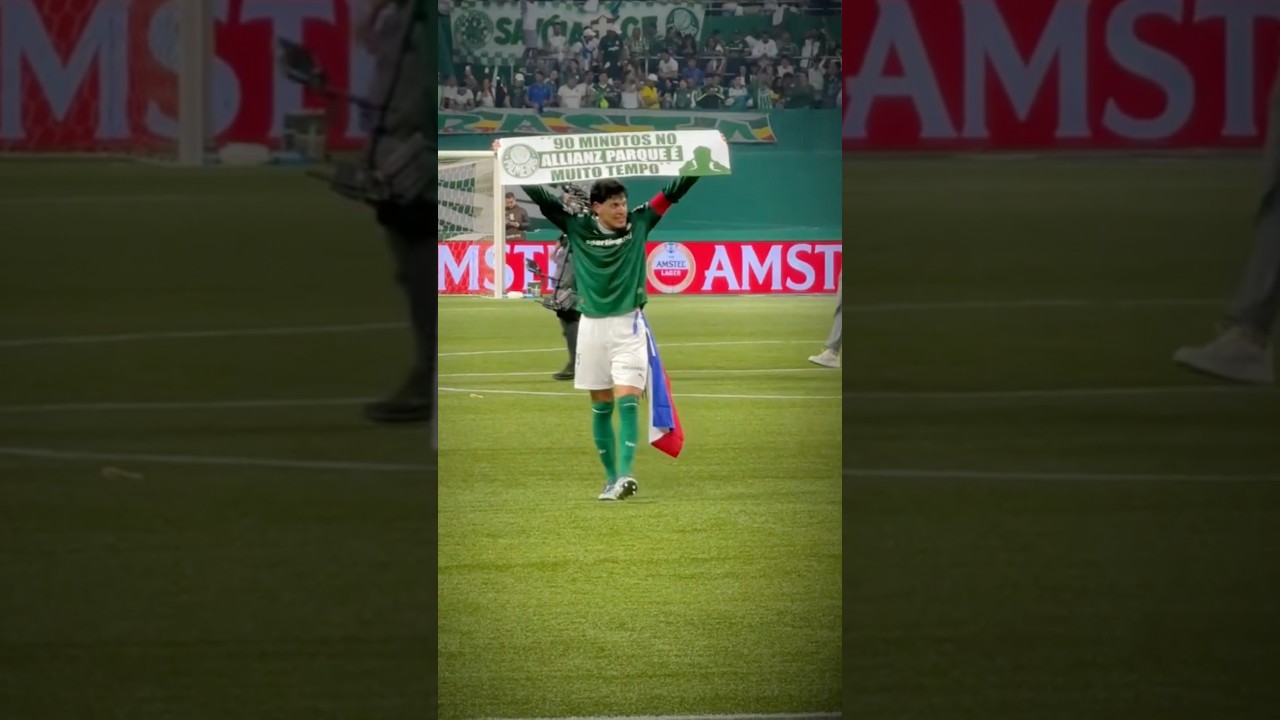 Gustavo Gomez com faixa escrito: "90 minutos no Allianz é muito tempo!" 💚 