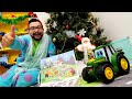 Bebek videoları. Oyuncak traktör Johnny bu sene yılbaşı hediyeleri alacak mı? Kış oyunu.