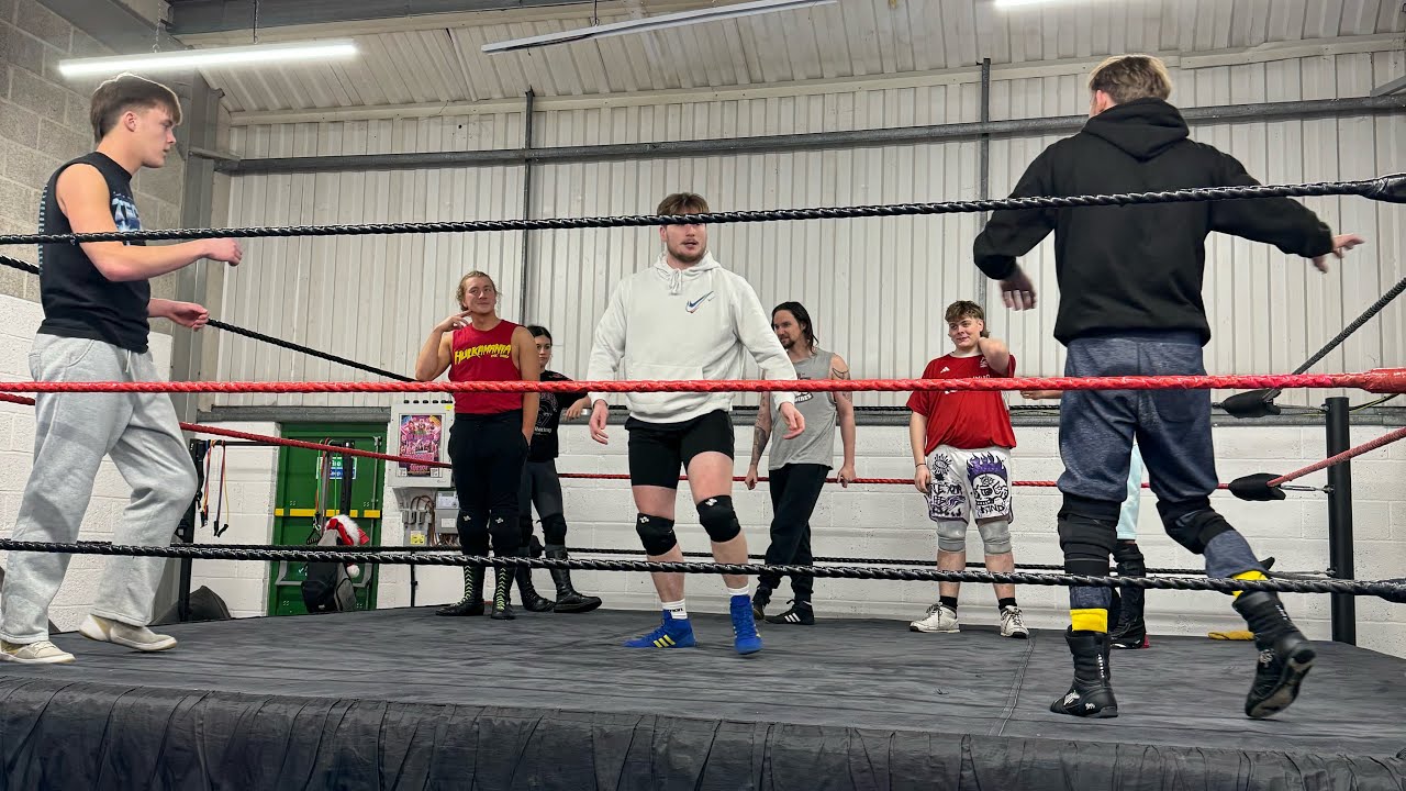 Наша школа профессионального рестлинга в пятницу вечером в Эссексе.