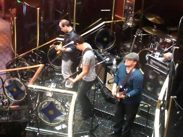 在 YouTube 上观看 Don't Leave Here Tonight - Sam Thacker 在 YouTube 上观看 Don't Leave Here Tonight - Sam Thacker