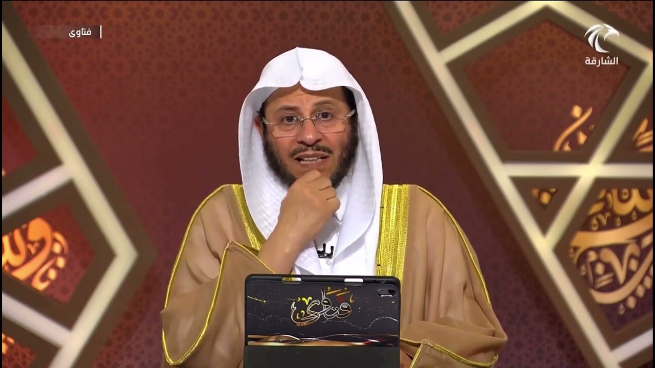 حكم الصلاة خلف إمام يصلي وشجر القات في فمه؟! | الشيخ عزيز بن فرحان