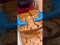 チョコたっぷりふんわりカステラ。ミルクチョコレートペーストがふわふわ生地に挟まれ、表面にはザクザクッとした食感のチョコチップがたっぷり。カステラの良いアクセントになっていて甘さとビターさが感じられる!