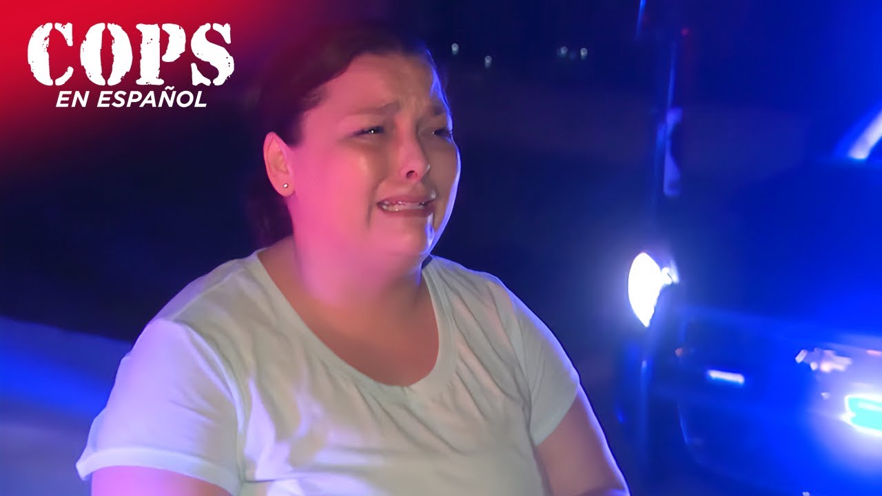 Drogas encontradas y lágrimas derramadas durante una detención de tránsito | COPS en ESPAÑOL