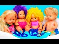 Washing baby dolls in a toy bathtub with bubbles! Pretend to play with Baby Born dolls for kids.