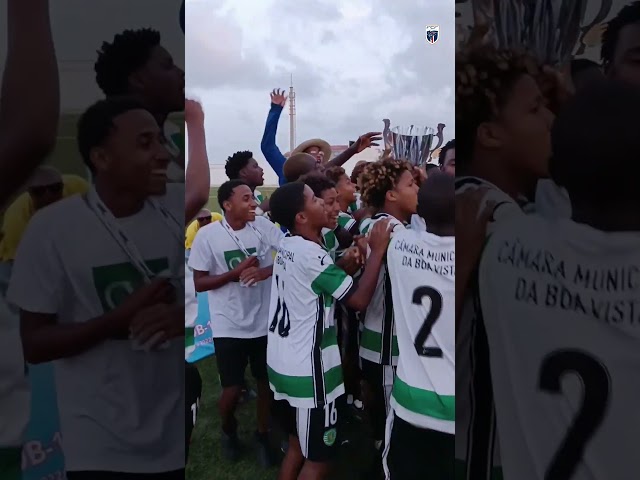 O momento que o Sporting Clube da Boa Vista ergue a taça do campeonato nacional Sub-17