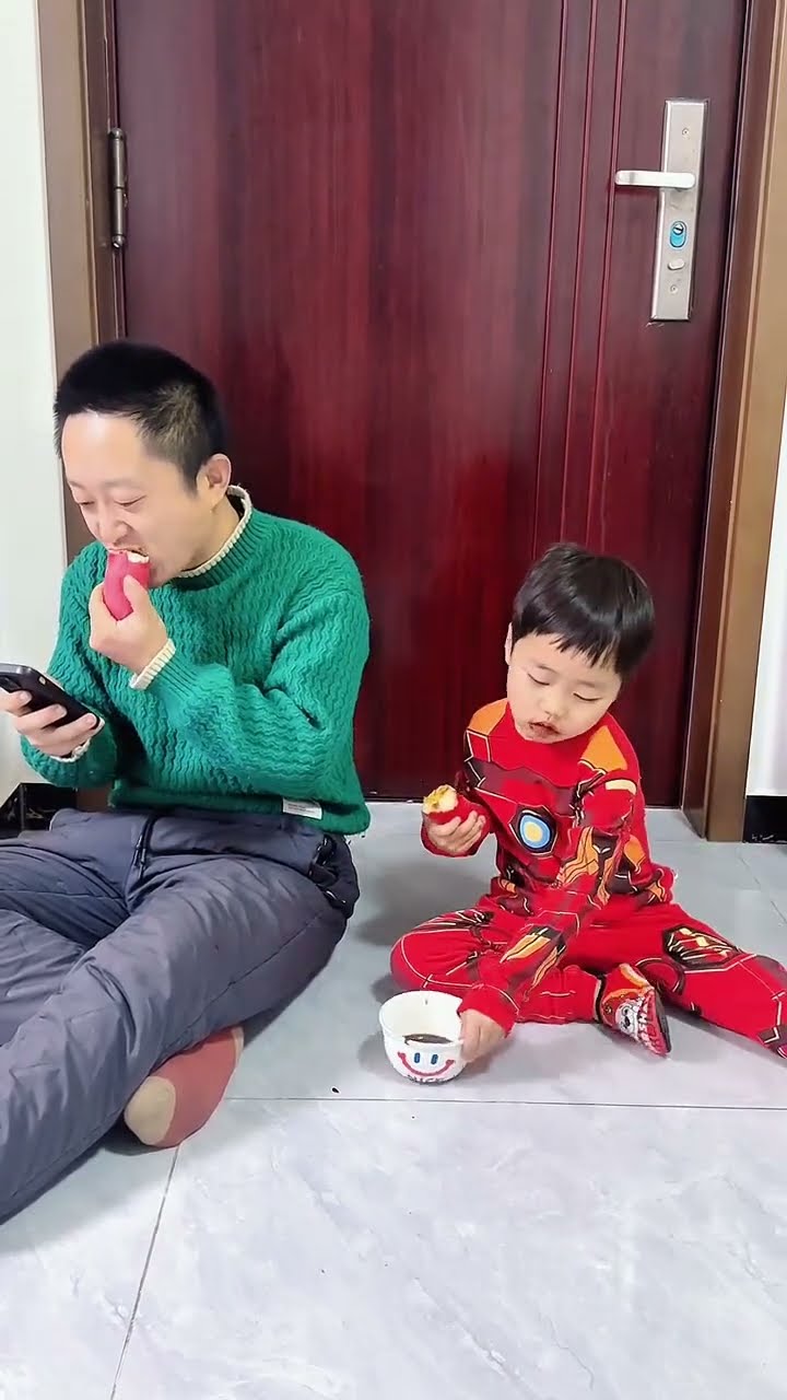 爸爸沉迷看手机，蘸了个寂寞！#Cute baby#Cute#呆萌小米宝#聪明宝宝#萌娃