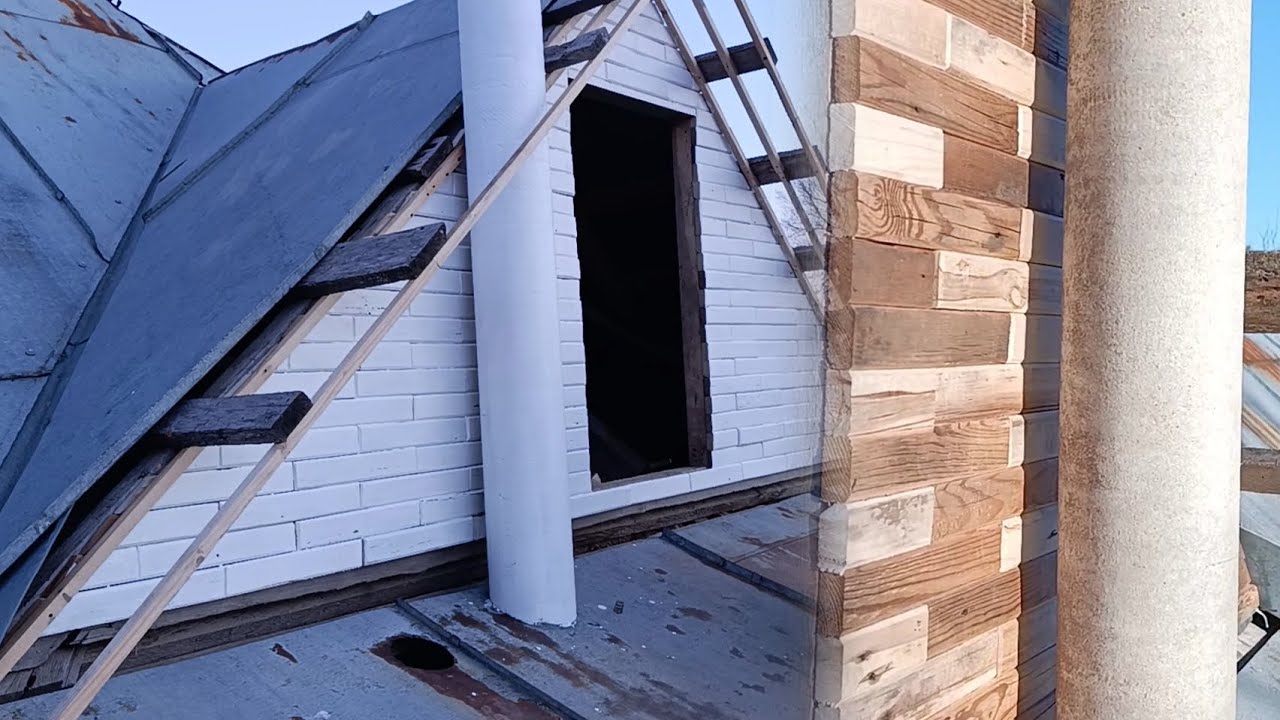 Мансарда із дерев'яної цегли на старій хаті 