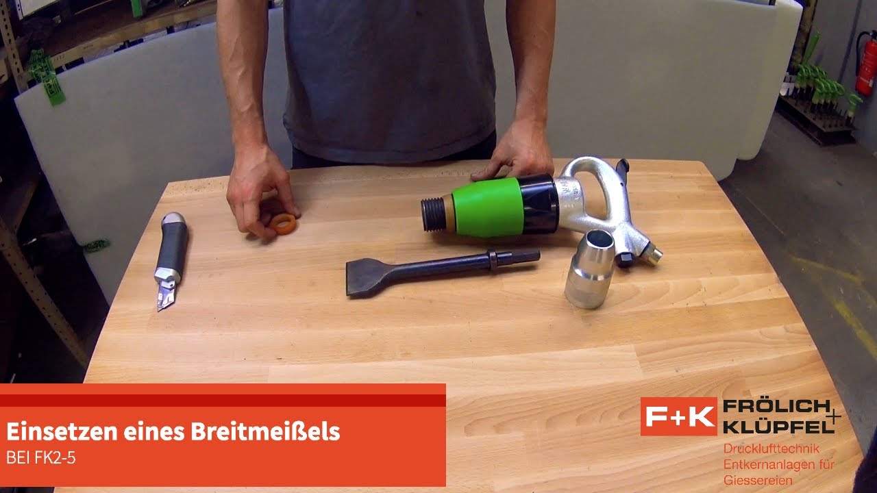 Einsetzen eines Breitmeißel ab 30 mm in Druckluft-Meißelhammer FK2–5