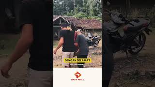 Viral! Aksi Warga Tandu Ibu dan Bayi Lewati Jalan Rusak