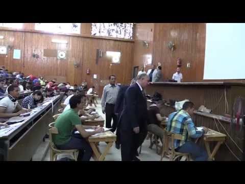 رئيس الجامعة يتفقد سير امتحانات نهاية العام الدراسى بالجامعة ( كلية التجارة)