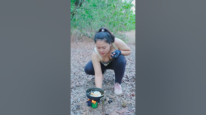 Survival Skills: How to Secure a Mug Over a Fire in Extreme Conditions. #survivalskills  #camping