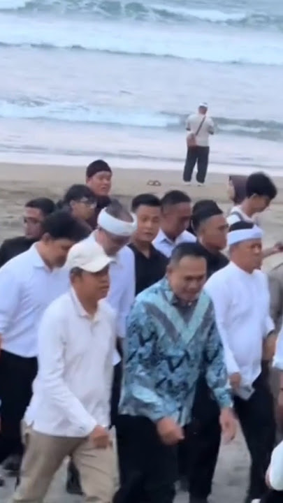 KDM at Pelabuhan Ratu Beach with his legendary flip-flops #kangdedimulyadi