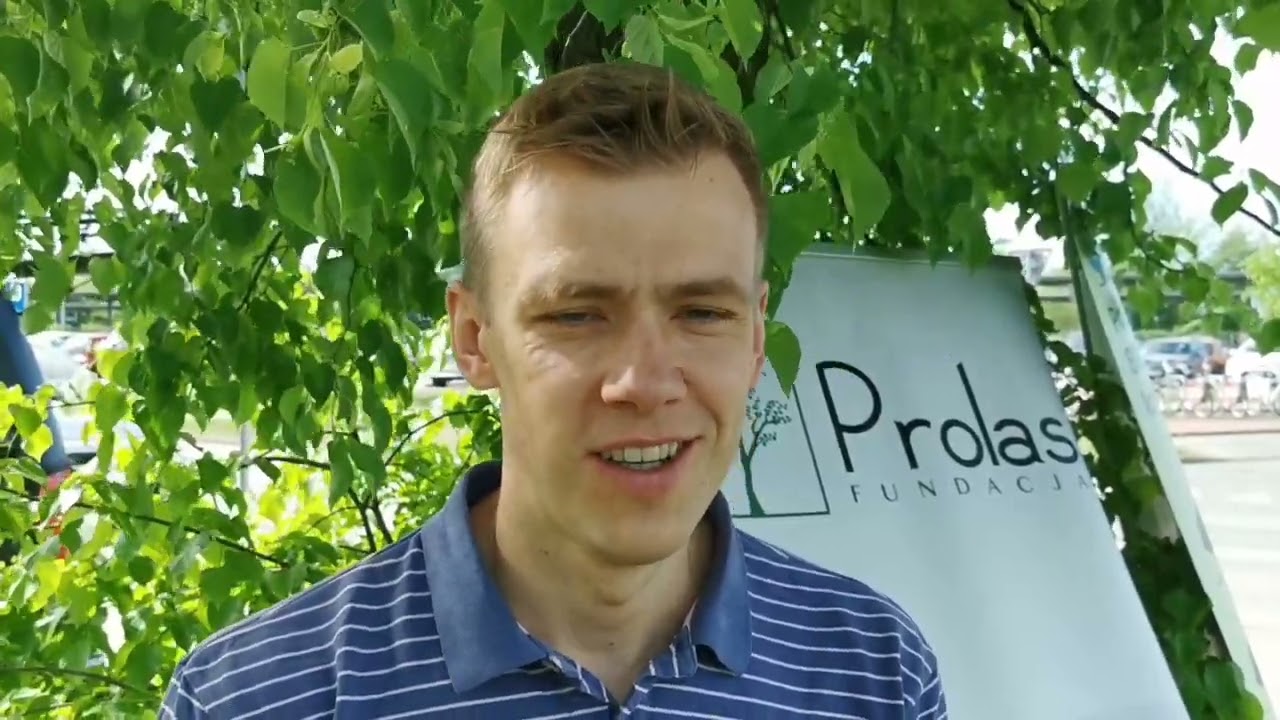 Łukasz Łebski z Fundacji Prolas podsumowuje wiosenną cześć akcji "888 drzew dla Łowicza".