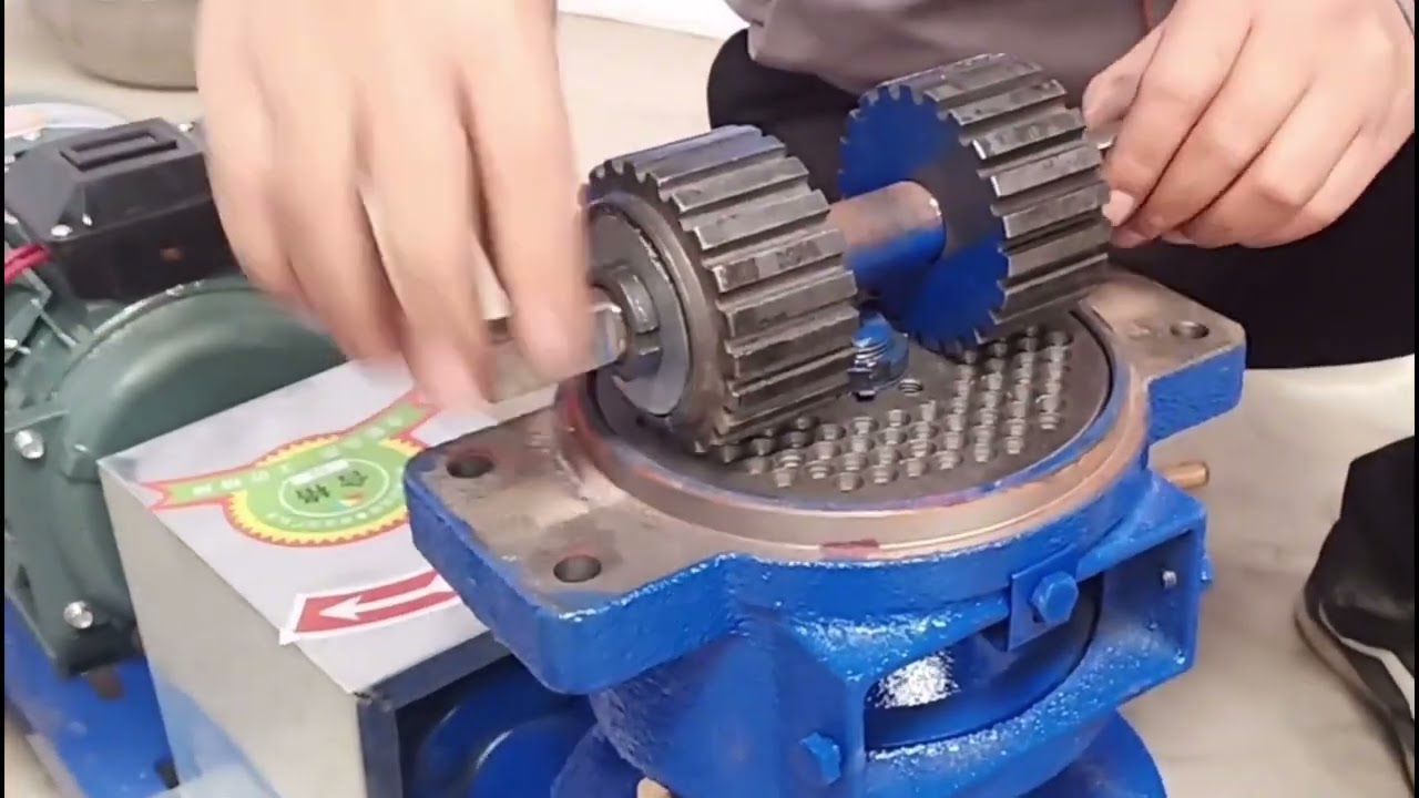 How to replace the grinding plate and roller