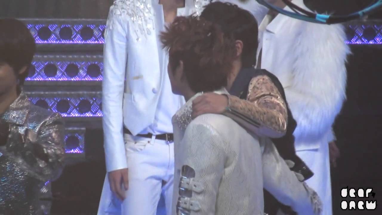 [FANCAM] 130101 Precious Onew back-hugging/waving/interacting w/ hyungs + dongsengs + staff @ 3nd!ng