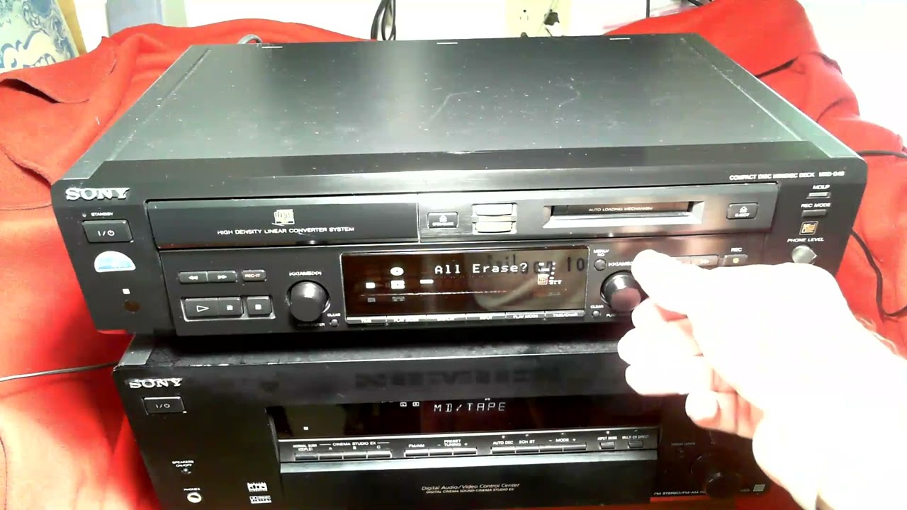 A demonstration of some key features of the Sony MXD-D40 Compact