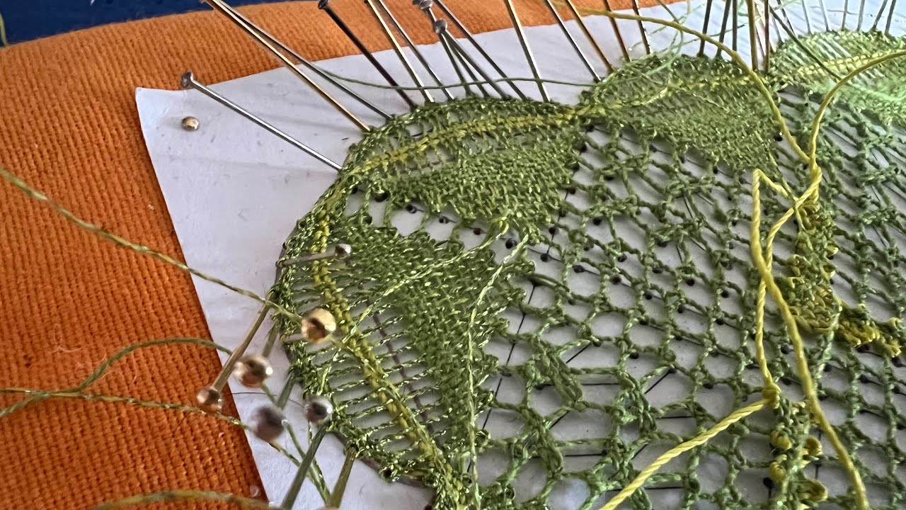 Babero 07 ~ paso de esquina encaje de bolillos - Raquel M Adsuar Bolillotuber