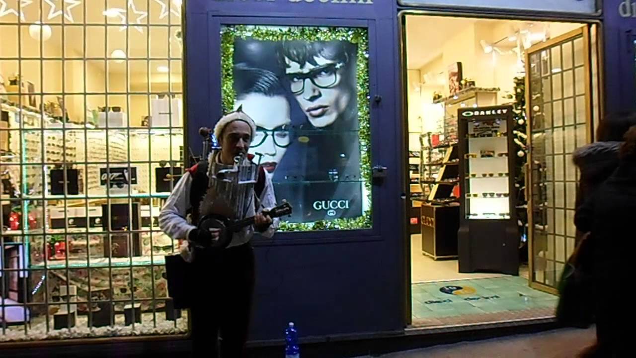 Jingle Bells Italiano by One Man Band in Naples, Italy... YouTube