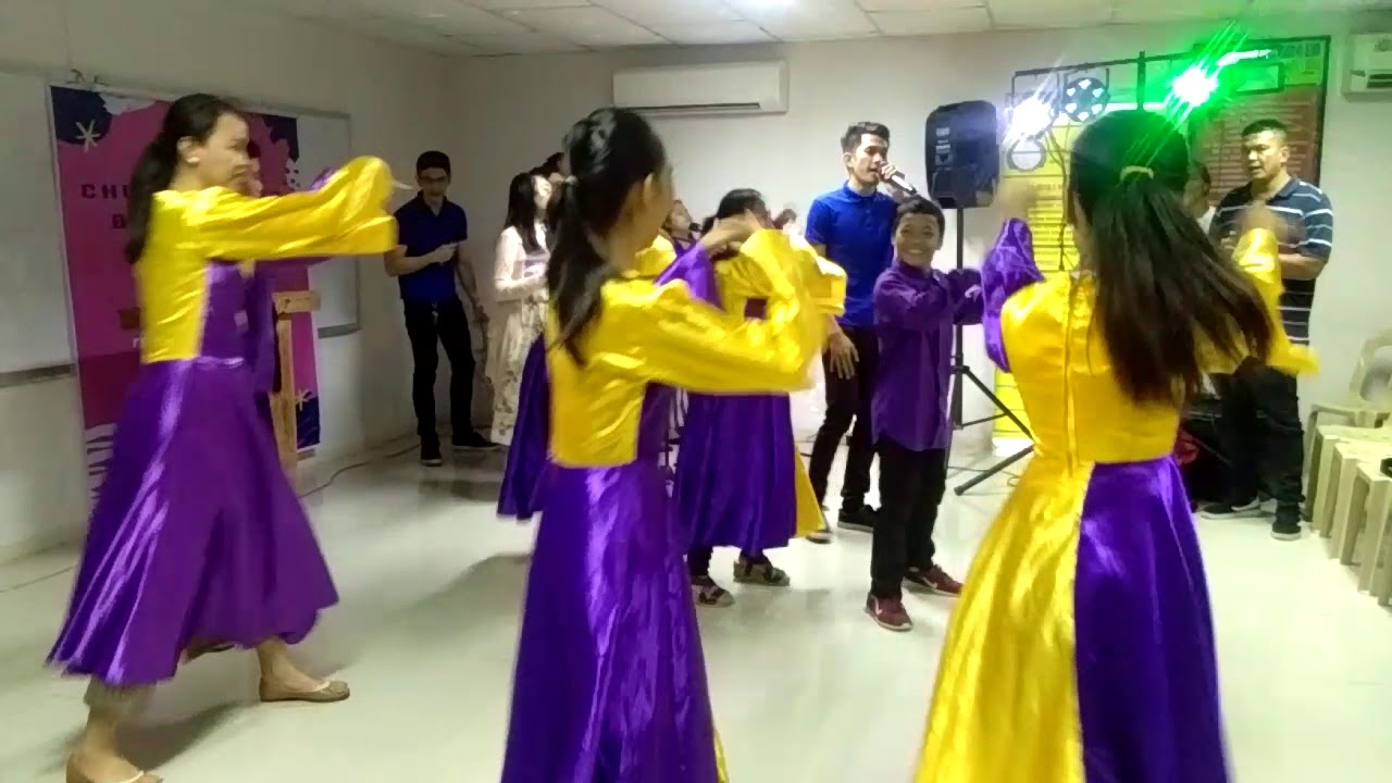 sa pagtunog ng trumpeta dance.               